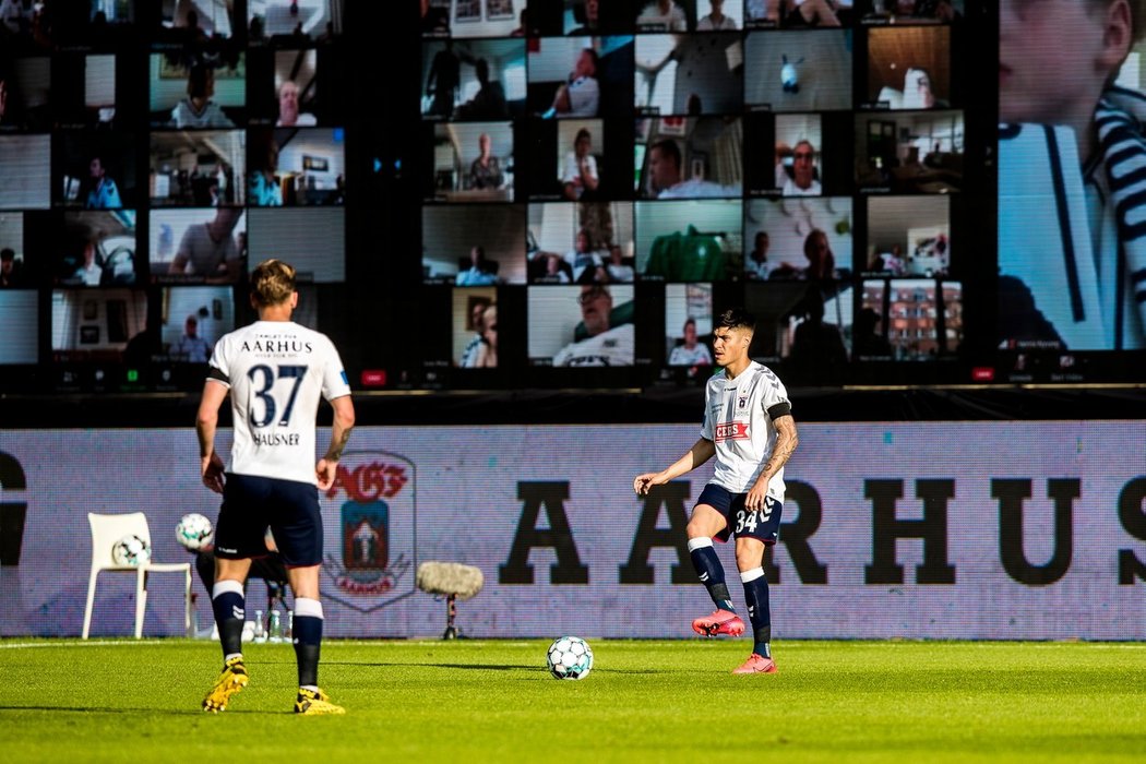 V Aarhusu dostali při zápase s Randers na stadion pomocí obřích obrazovek přibližně 10 tisíc fanoušků