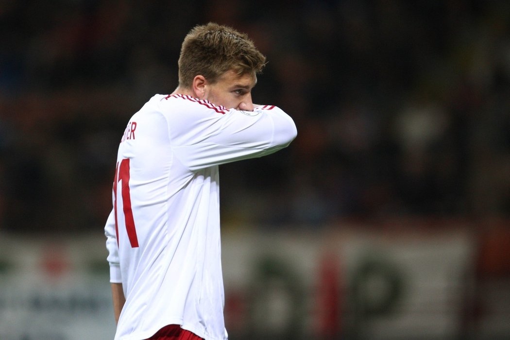 Dánský útočník Nicklas Bendtner byl kvůli řízení pod vlivem alkoholu potrestán půlročním zákazem startu v reprezentaci