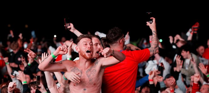 Angličtí fanoušci slaví postup do finále mistrovství Evropy