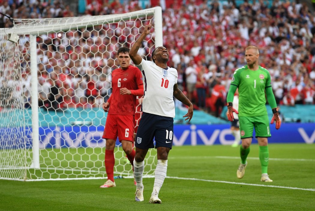 Anglický útočník Raheem Sterling po neproměněné šanci v semifinále EURO proti Dánsku