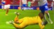 Dánský gólman Kasper Schmeichel nedochytal po srážce se soupeřem utkání Ligy národů proti Islandu