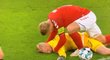 Dánský gólman Kasper Schmeichel nedochytal po srážce se soupeřem utkání Ligy národů proti Islandu
