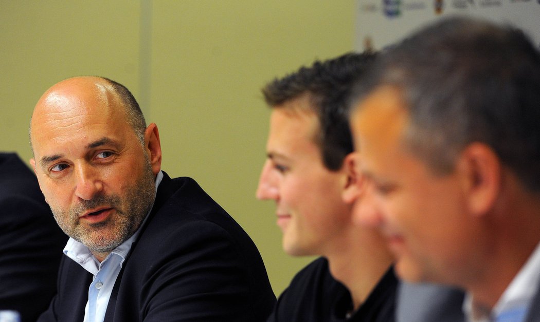 Plzeňský majitel Tomáš Paclík (vlevo) na tiskové konferenci, kde klub oznámil prodej Vladimíra Daridy do Freiburgu
