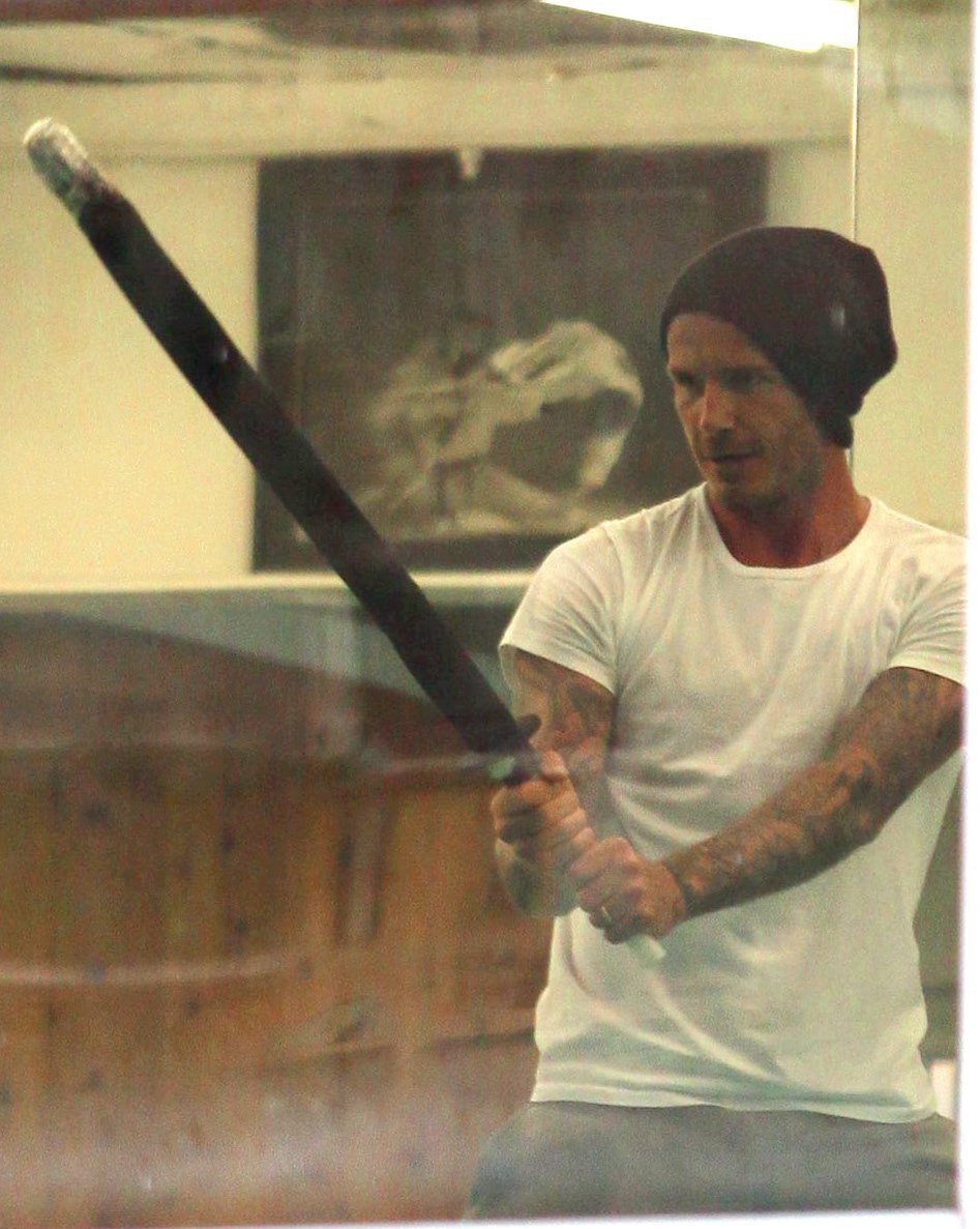 Jako rytíř... David Beckham s &#34;mečem&#34; na hodině karate syna Cruze