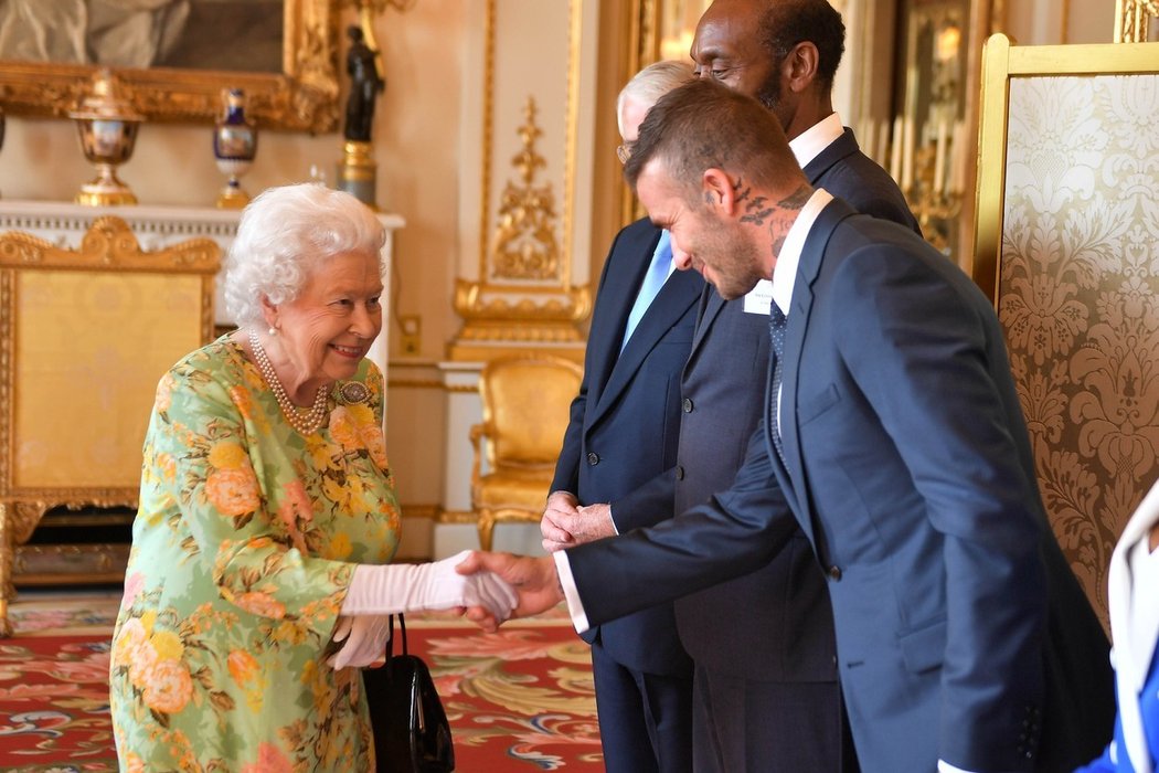 Královna Alžběta II. s Davidem Beckhamem na fotografii z roku 2018 před udílením „Queen&#39;s Young Leaders Awards&#34;, programem oslavujícím úspěchy mladých lidí napříč Commonwealthem