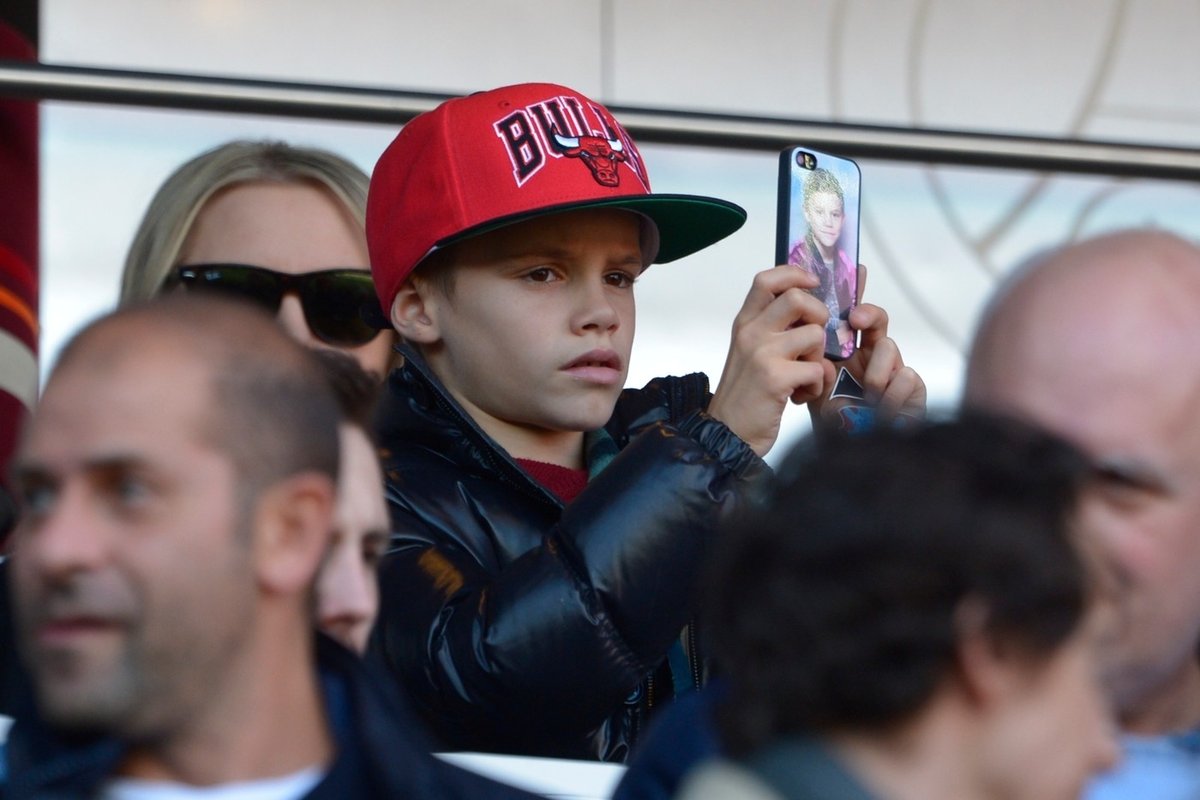 Romeo Beckham se má rád. Dokonce natolik, že má sám sebe na zadní straně svého telefonu...