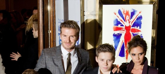 David Beckham a jeho manželka Victoria se syny (zleva) Romeem, Cruzem a Brooklynem