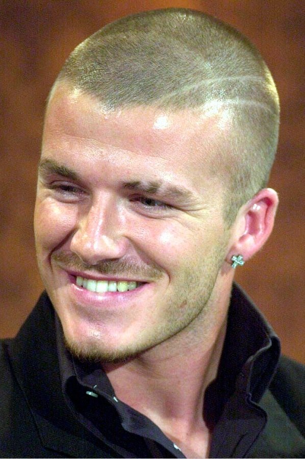 MILIMETR. A možná ani ten ne. Ale nebyl by to David Beckham, aby ani ten nejtěsnější sestřih z roku 2000 nevylepšil vyholenými pruhy