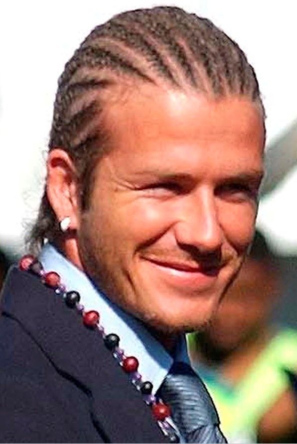AFRIČAN. Tuhle exotiku si Beckham nechal na hlavě vyrobit v roce 2003. Asi se nechal inspirovat parťákem z Manchesteru United Rio Ferdinandem...