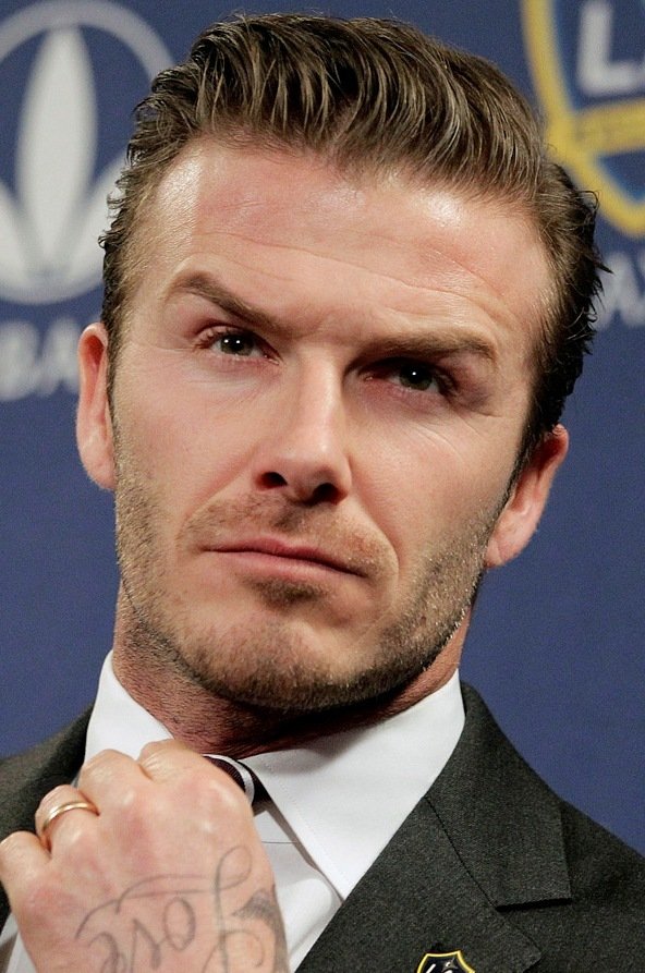 SOUČASNOST. Až v úctyhodných osmatřiceti letech pověsil David Beckham kopačky na hřebík. Dá sbohem i divokým vlasovým kreacím?