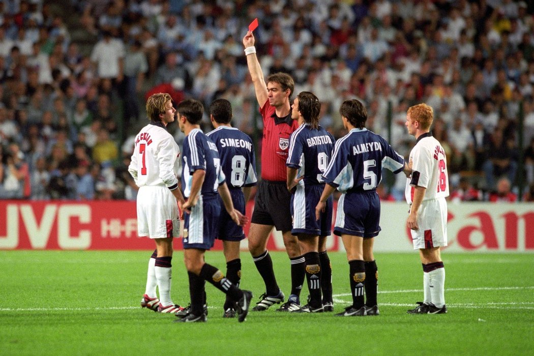 Slavná momentka. David Beckham vidí červenou kartu od sudího Kima Miltona Nielsena za nakopnutí na Diega Simeoneho. Anglie nakonec v osmifinále MS 1998 podlehla Argentině 3:4 po penaltách
