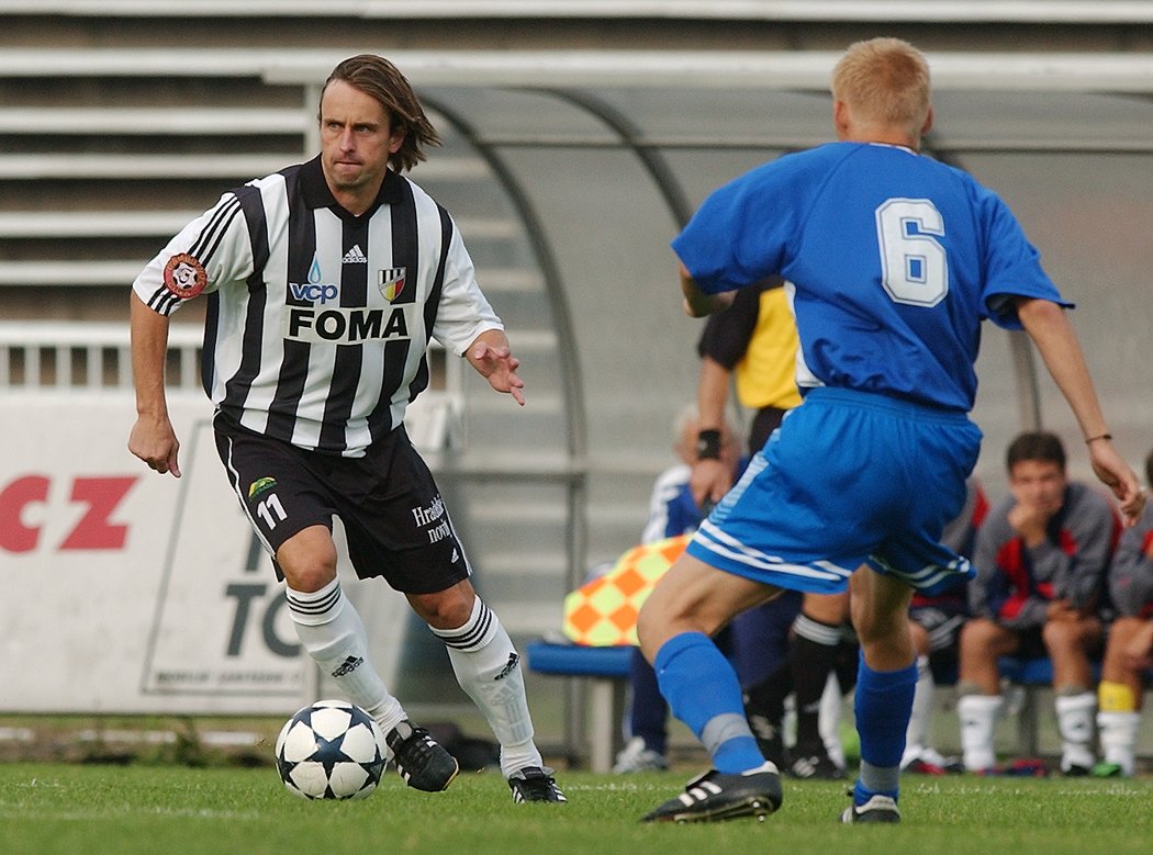 David Breda (11) postupuje s míčem proti Zdeňku Ševčíkovi (6) ve východočeském derby 2003