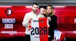 Dávid Hancko s rodinou po podpisu nové smlouvy ve Feyenoordu Dávid Hancko s rodinou po podpisu nové smlouvy ve Feyenoordu