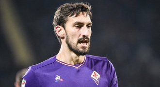 Smrt kapitána Fiorentiny (†31). Truchlí Buffon i Ujfaluši, našli ho spoluhráči