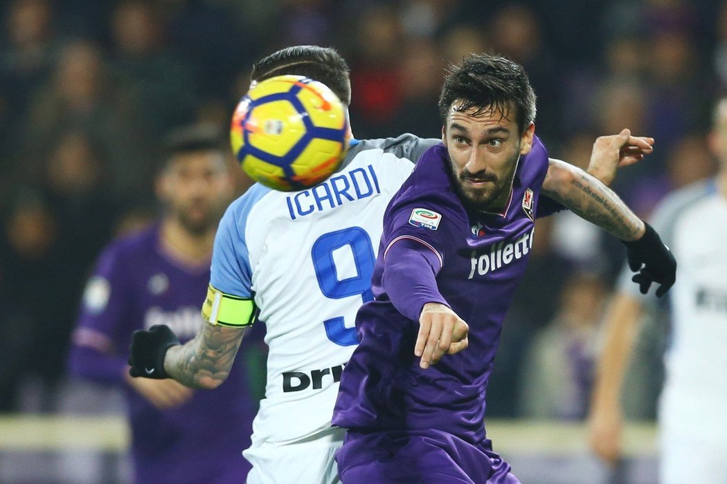 Davide Astori v dalším ze soubojů