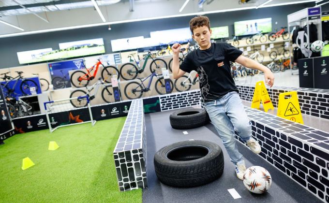 Sparta podepsala spolupráci s Decathlonem. Děti poměřily síly s Kadeřábkem a Sochůrkem Sparta podepsala spolupráci s Decathlonem. Děti poměřily síly s Kadeřábkem a Sochůrkem