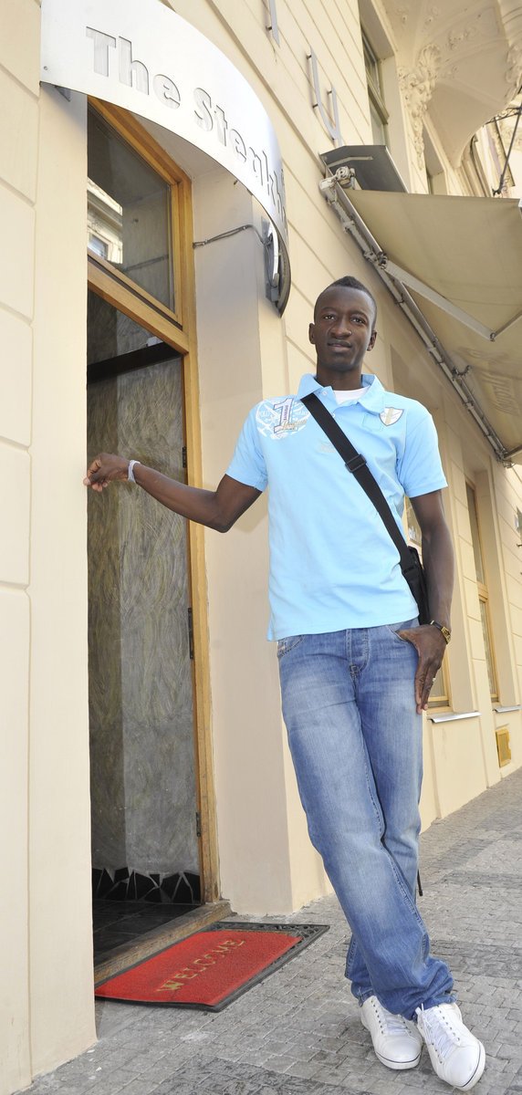 Sám fotbalista by přitom rád část svého příjmu posílal domů na Mali