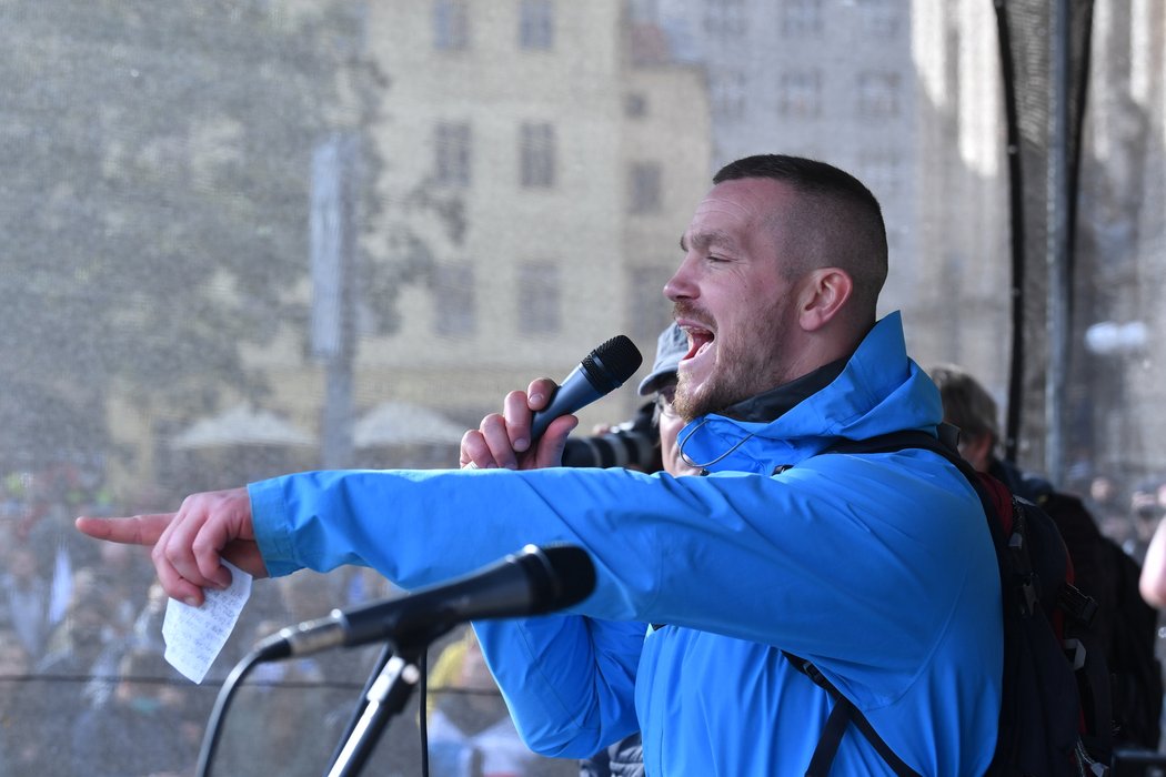 Moderátor demonstrace na Staroměstském náměstí, boxer Ondřej Pála