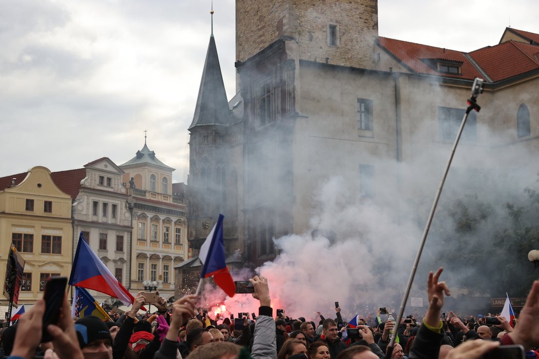 Demonstrace fanoušků na Staroměstském náměstí