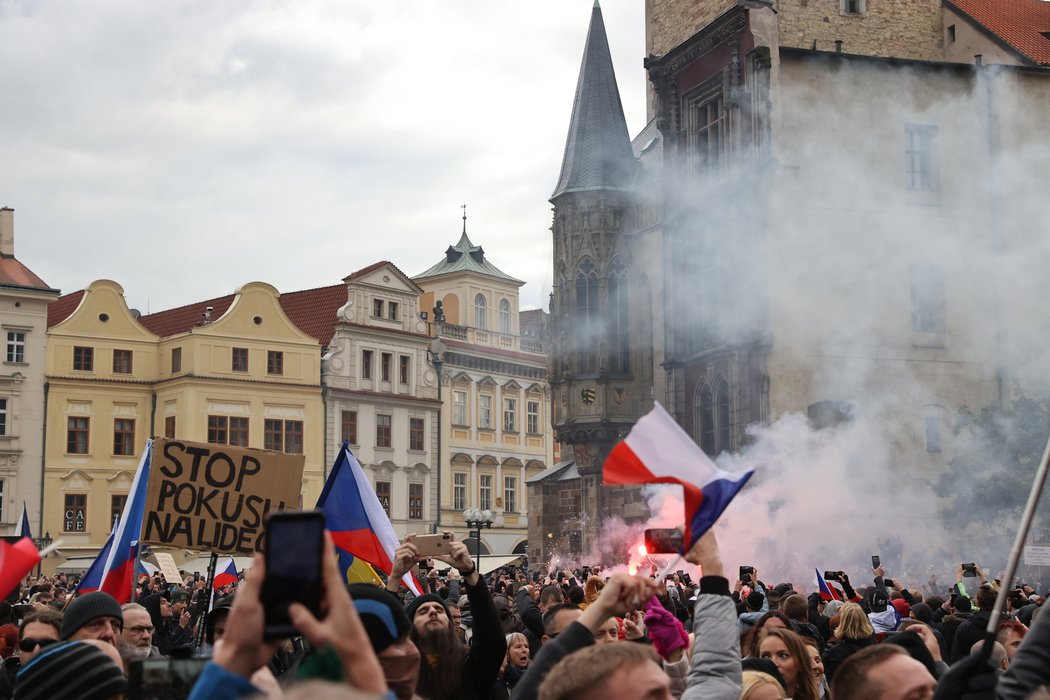 Demonstrace fanoušků na Staroměstském náměstí