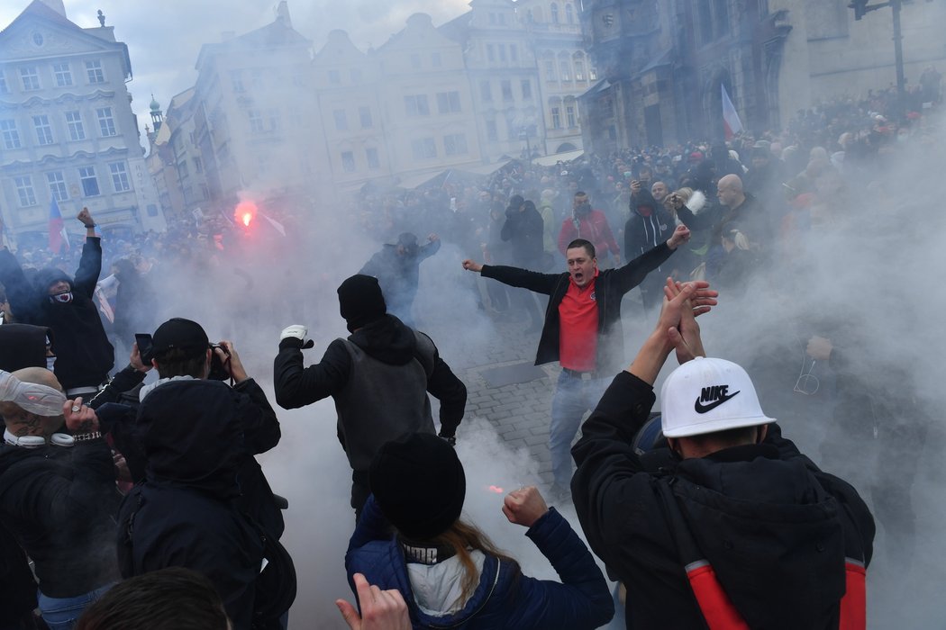 Demonstrace fanoušků na Staroměstském náměstí