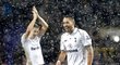 Fotbalisté Tottenhamu děkují divákům po remíze s Manchesterem United, vpředu autor vyrovnávací branky Clint Dempsey