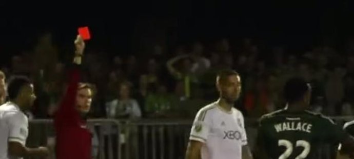 Clint Dempsey v afektu roztrhal rozhodčímu notýsek a byl vyloučen