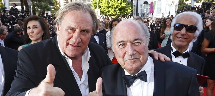 Herec Gerard Depardieu a prezident FIFA Sepp Blatter představují na filmovém festivalu v Cannes chystaný snímek o historii FIFA