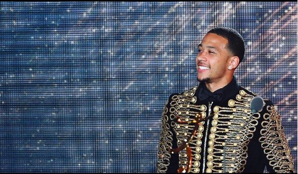 Nizozemský fotbalista Memphis Depay přišel na galavečer v saku ála Michael Jackson.