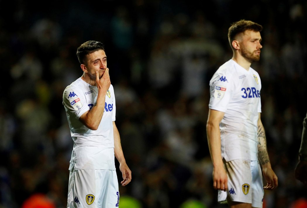 Zklamaní fotbalisté Leedsu po vyřazení od Derby County