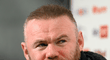 Zamyšlený Wayne Rooney na tiskové konferenci
