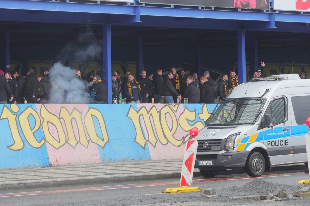 Fanoušci Sparty se scházejí u Generali Areny odkud vyrazí na derby se Slavií