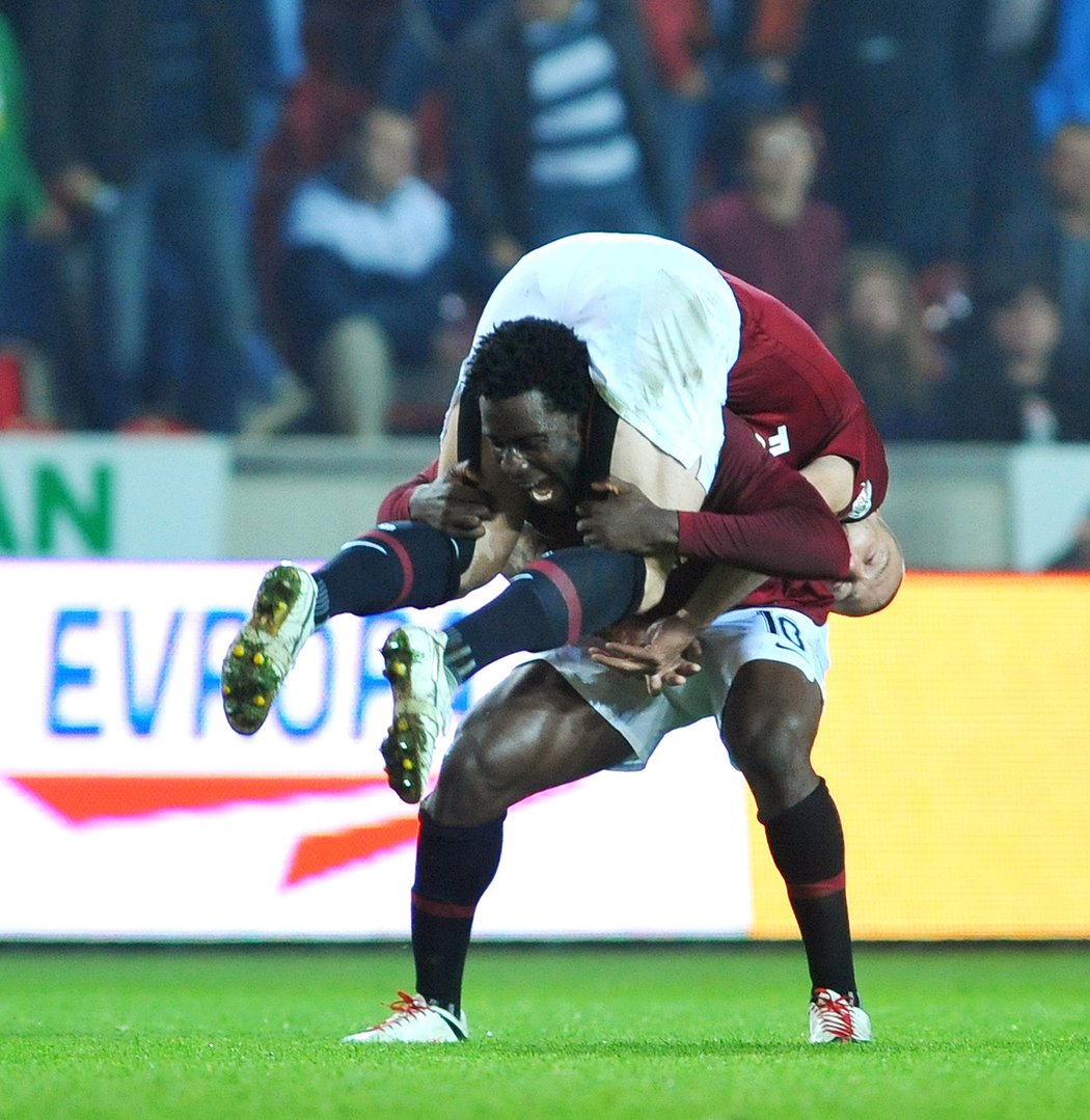 Bony Wilfried slaví s Tomášem Řepkou výhru v derby proti Slavii