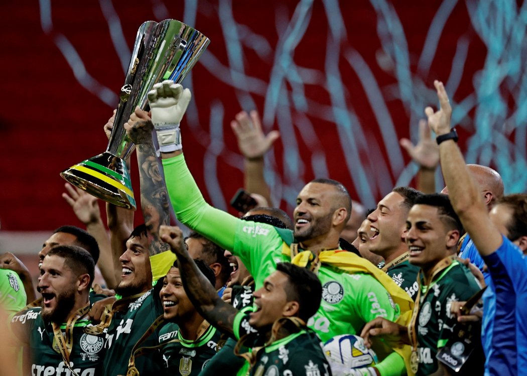 Hráči Palmeiras se radují ze zisku trofeje