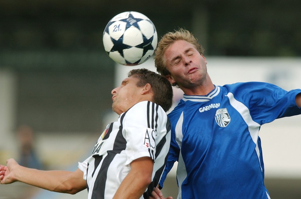 Roman Jůn a Pavel Němeček v hlavičkovém souboji během derby v létě 2003