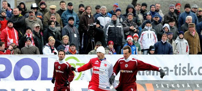 Luděk Zelenka v dresu Slavie unikám obráncům Sparty Jiřímu Novotnému a Františku Strakovi (vpravo).