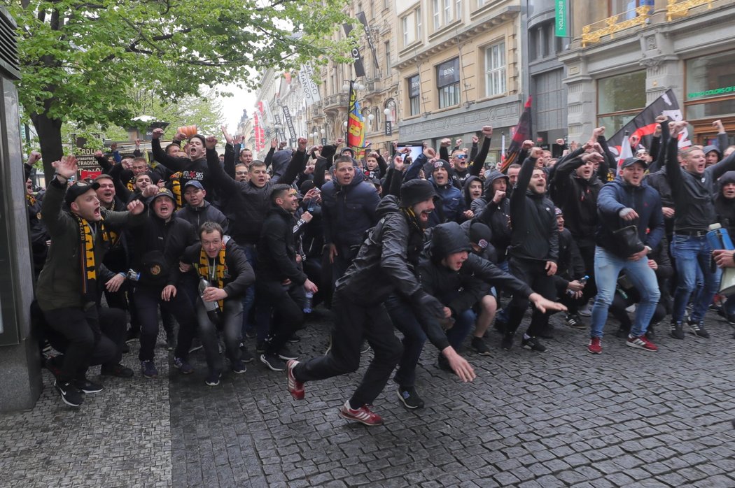 Sparťané si pochod na derby se Slavií užívali