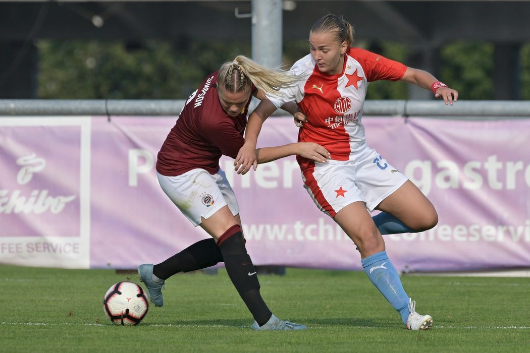 Tereza Kožárová ze Slavie v souboji se sparťankou Jacqueline Marie Simpson