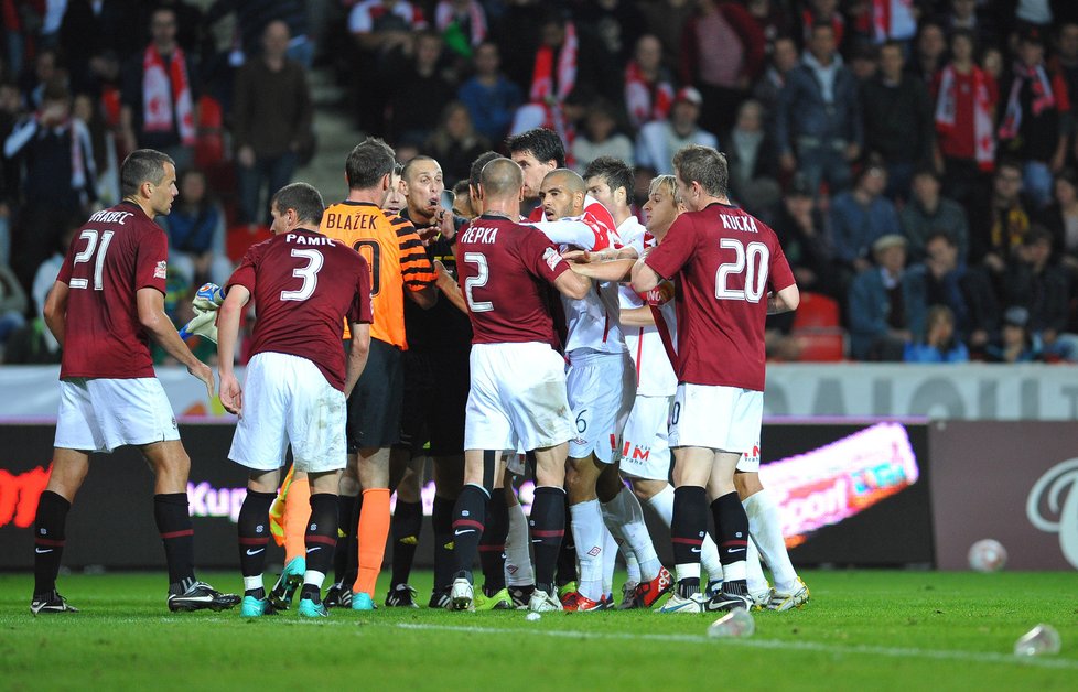 Divoká strkanice v závěrečných minutách derby