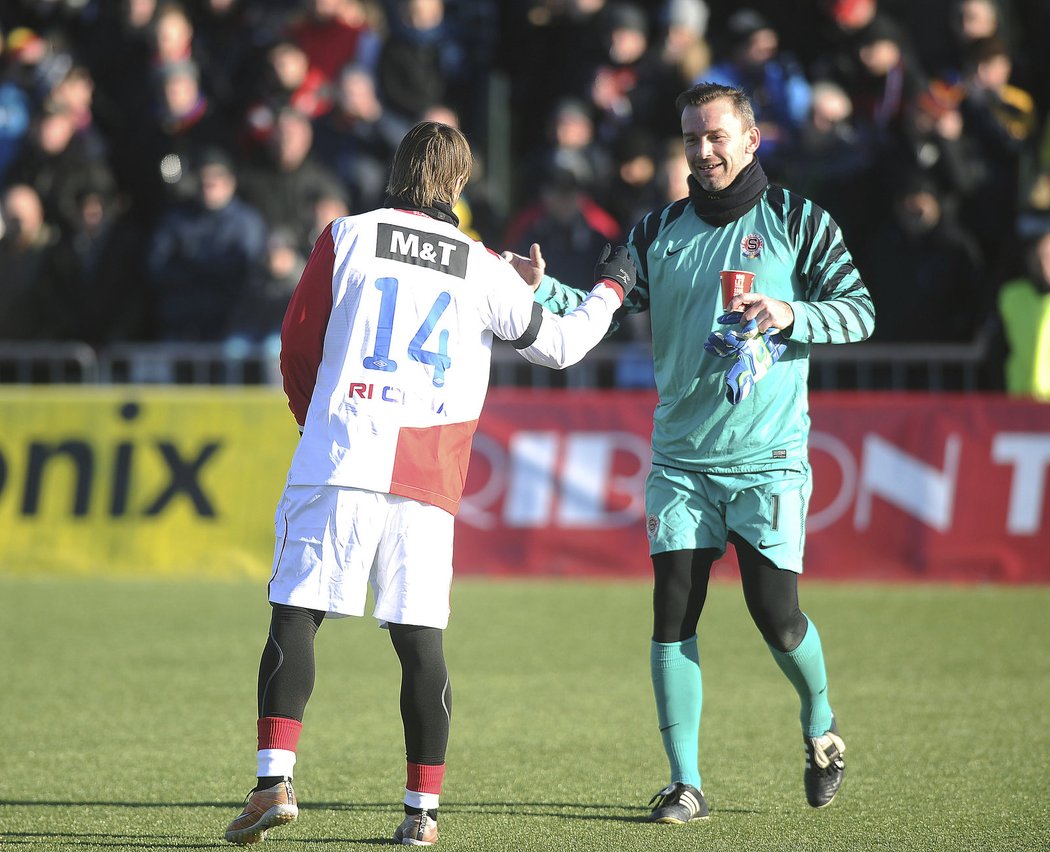 Bývalý brankář Jaromír Blažek se během Silvestrovského derby zdravil se slávistickými protihráči