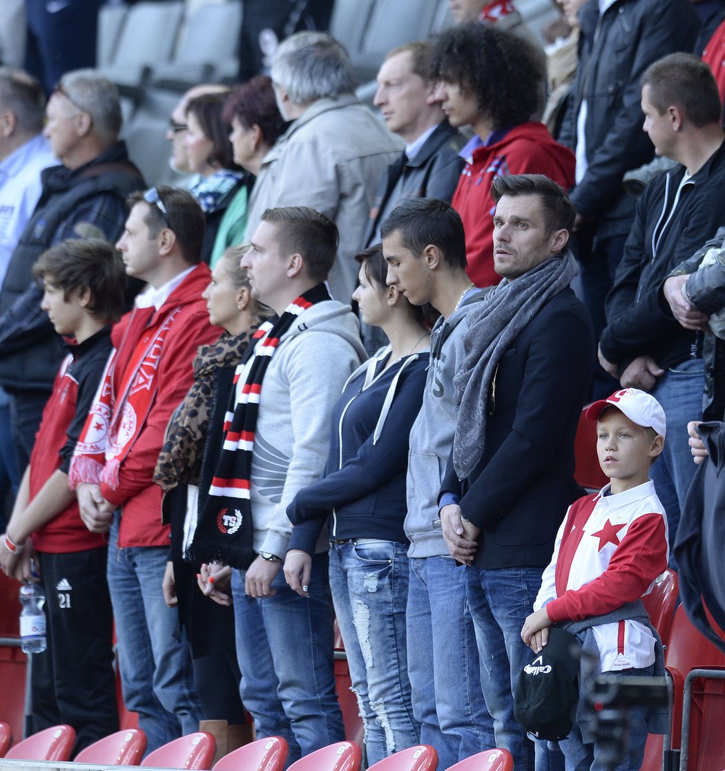 Leoš Mareš se synem Jakubem při české hymně před začátkem derby