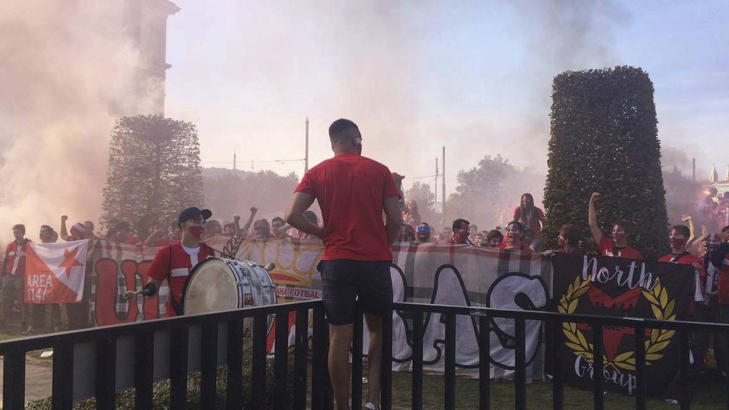 Zakouřeno. Fanoušci Slavie si užívají pyrotechniky před startem pochodu na Letnou, kde je čeká derby se Spartou