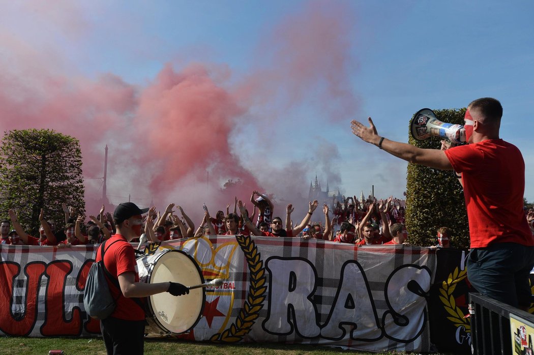 Slávističtí fanoušci před startem pochodu na Letnou na derby před Spartou