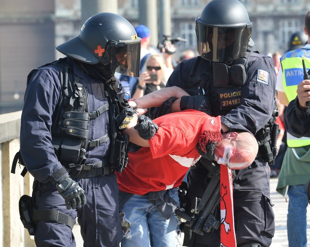 Někteří fanoušci Slavie se na derby se Spartou nedostanou, první potyčka s policií proběhla hned po startu jejich pochodu