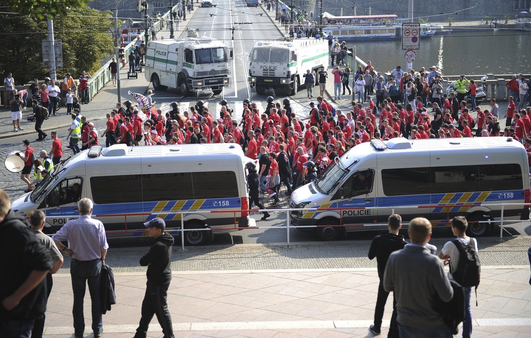 Fanoušci Slavie pochodují po vltavském nábřeží na Letnou na derby se Spartou. Policie byla v pohotovosti, připravená byla i vodní děla.