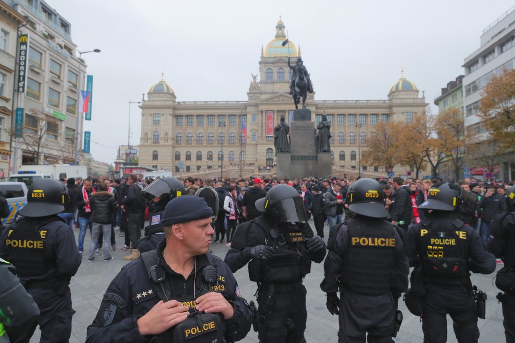 Fanoušky Slavie, kteří se chystají na pochod na derby hlídají desítky policistů