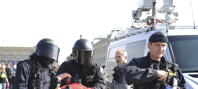 Zadržený fanoušek Slavie, který doplatil na konflikt s policií na začátku pochodu na Spartu