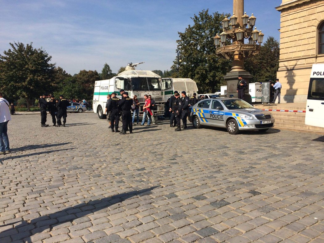 Na slávistické fanoušky v centru Prahy dohlíží desítky policistů