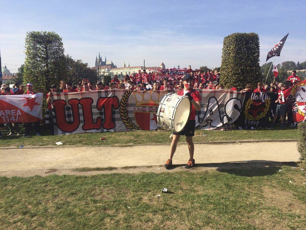 Fanoušci Slavie za zády s Pražským hradem se chystají vyrazit na pochod na Letnou na derby se Spartou