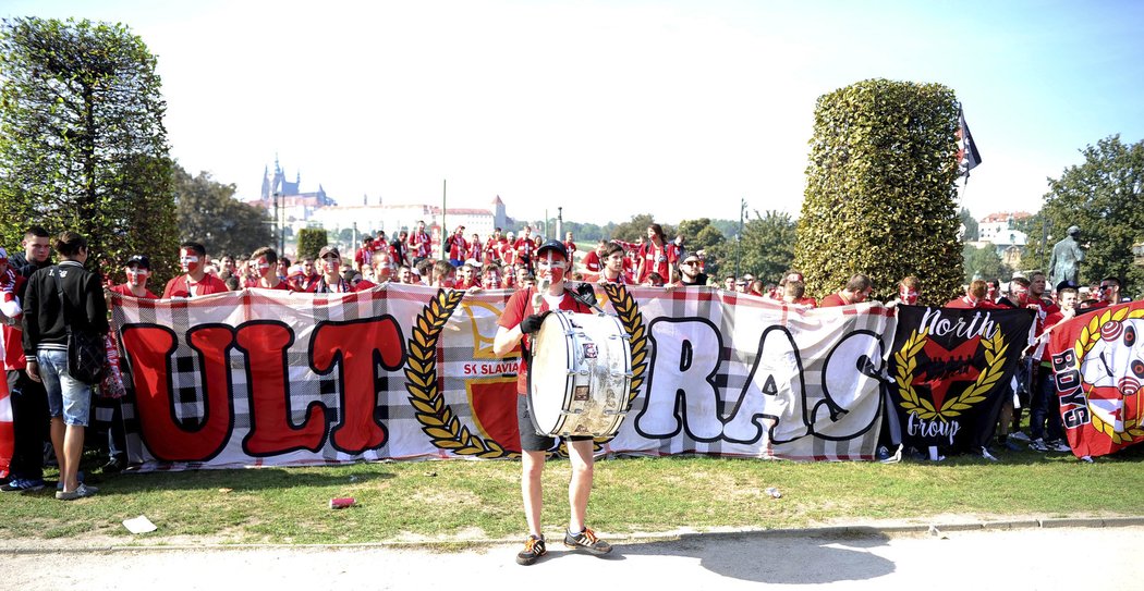 Hromadná fotka slávistů se siluetou Pražského hradu za zády chvíli před tím, než pochodem vyrazili na derby na Letnou